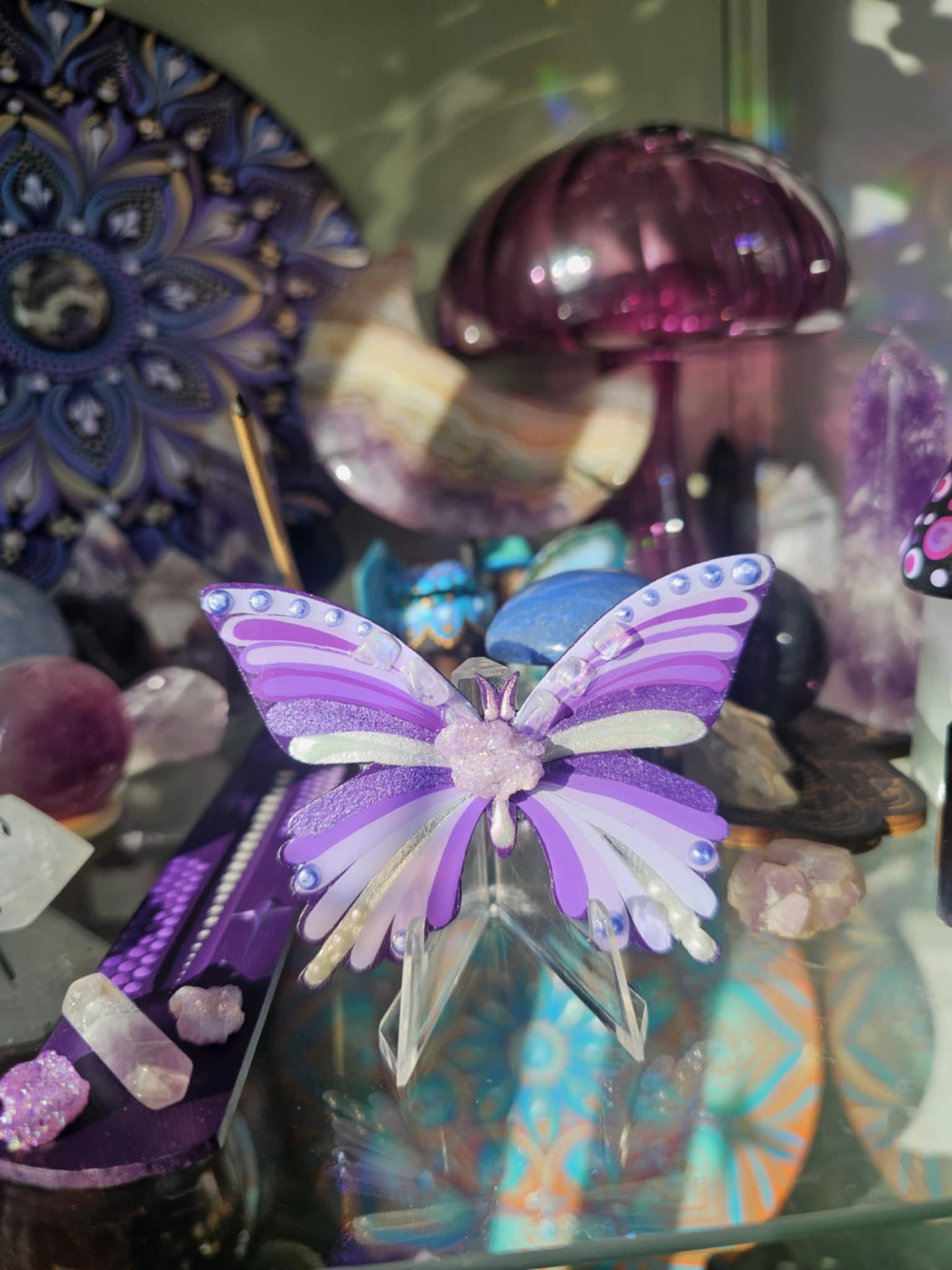 Papillon violet avec cristaux.