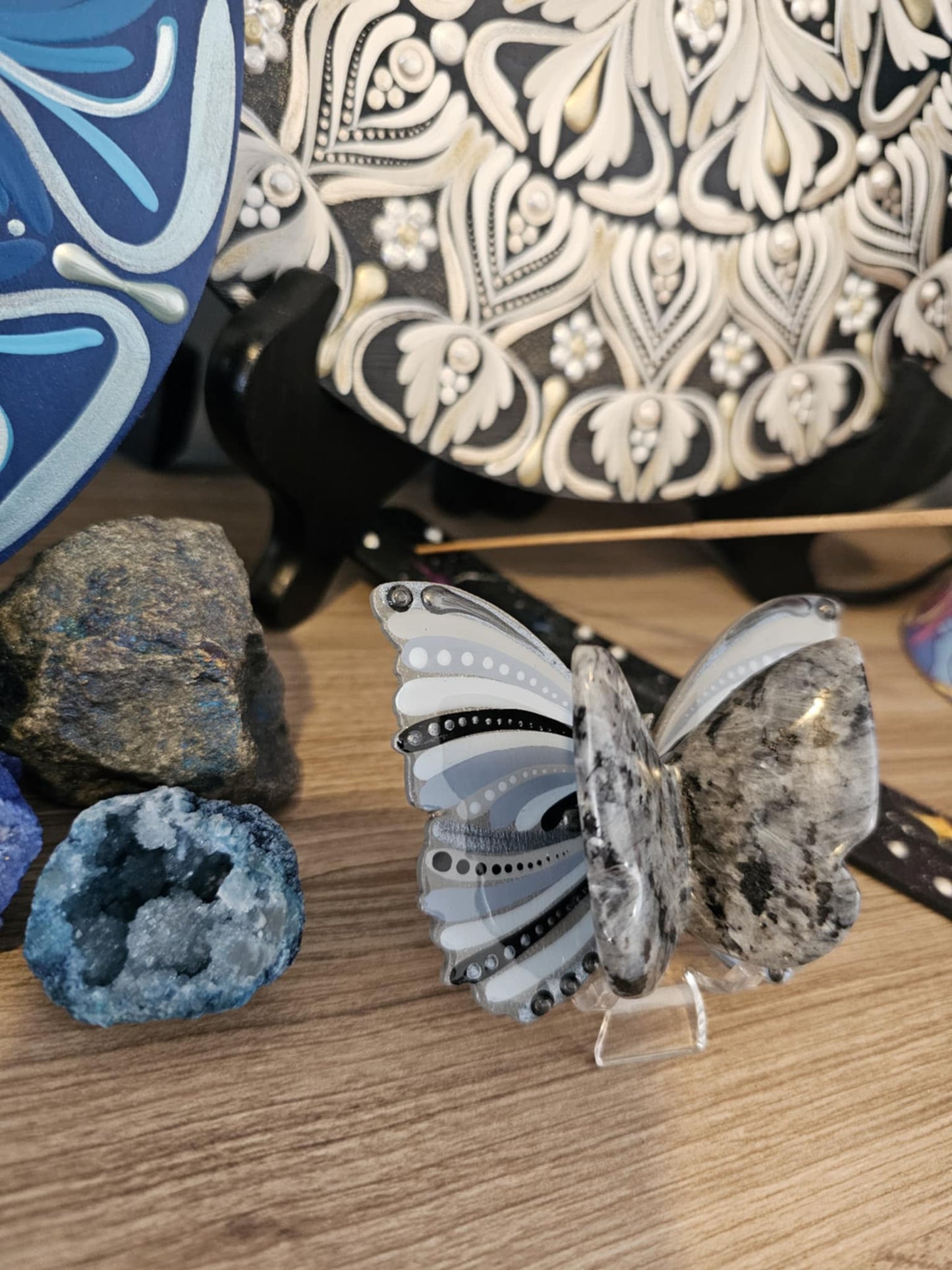 Papillon avec cristaux de Larvikite