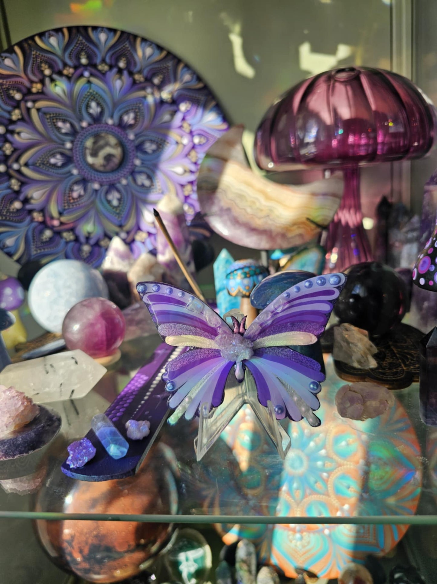 Papillon violet avec cristaux.