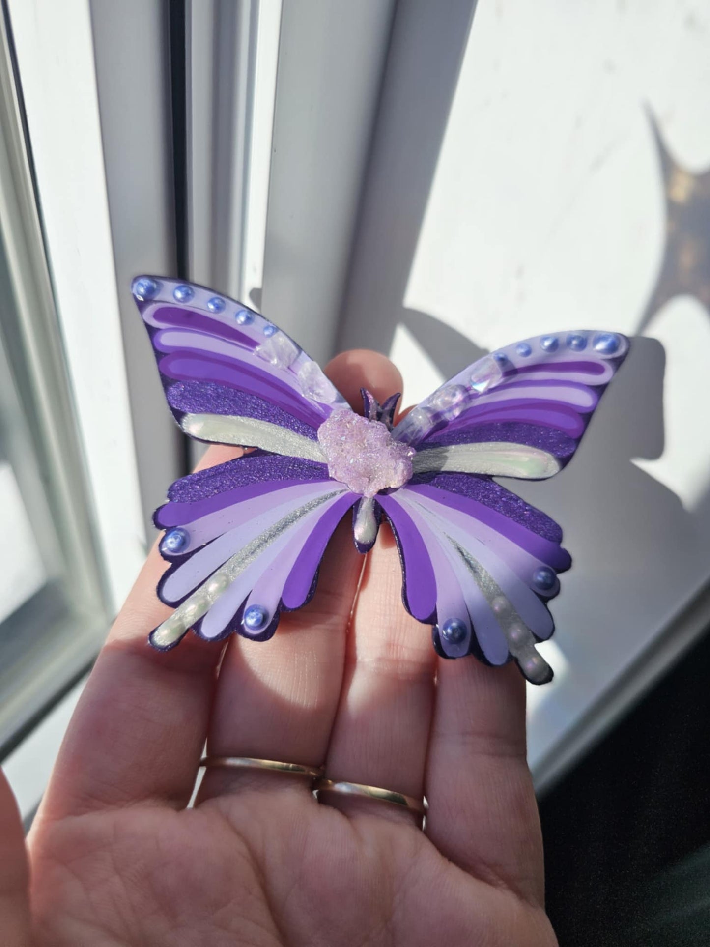 Papillon violet avec cristaux.