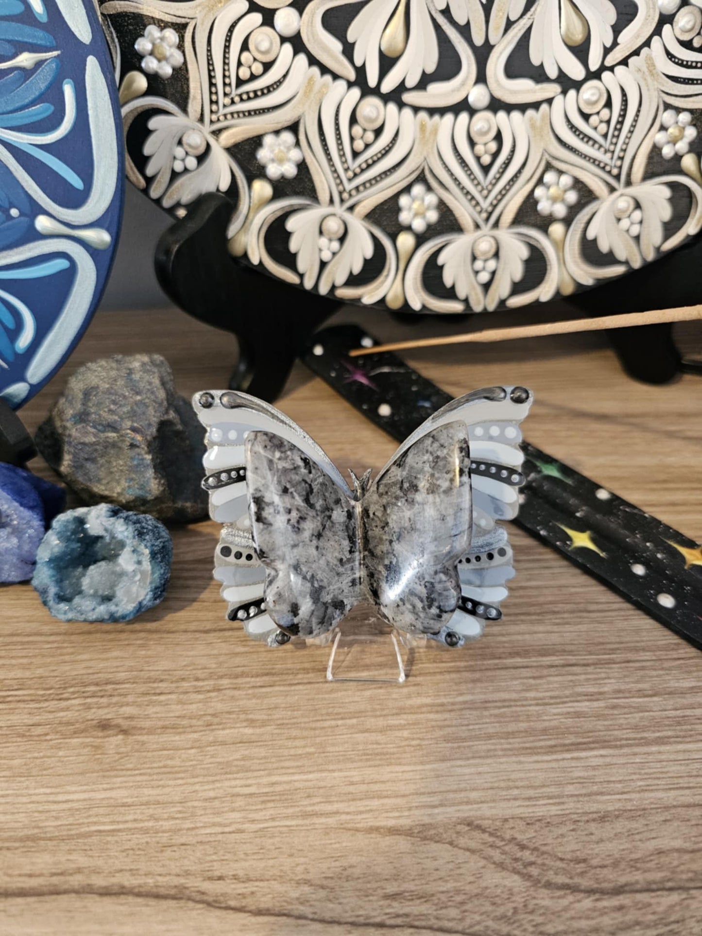 Papillon avec cristaux de Larvikite