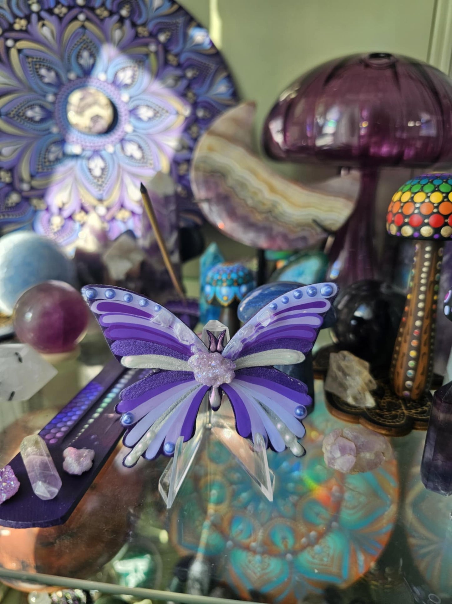 Papillon violet avec cristaux.