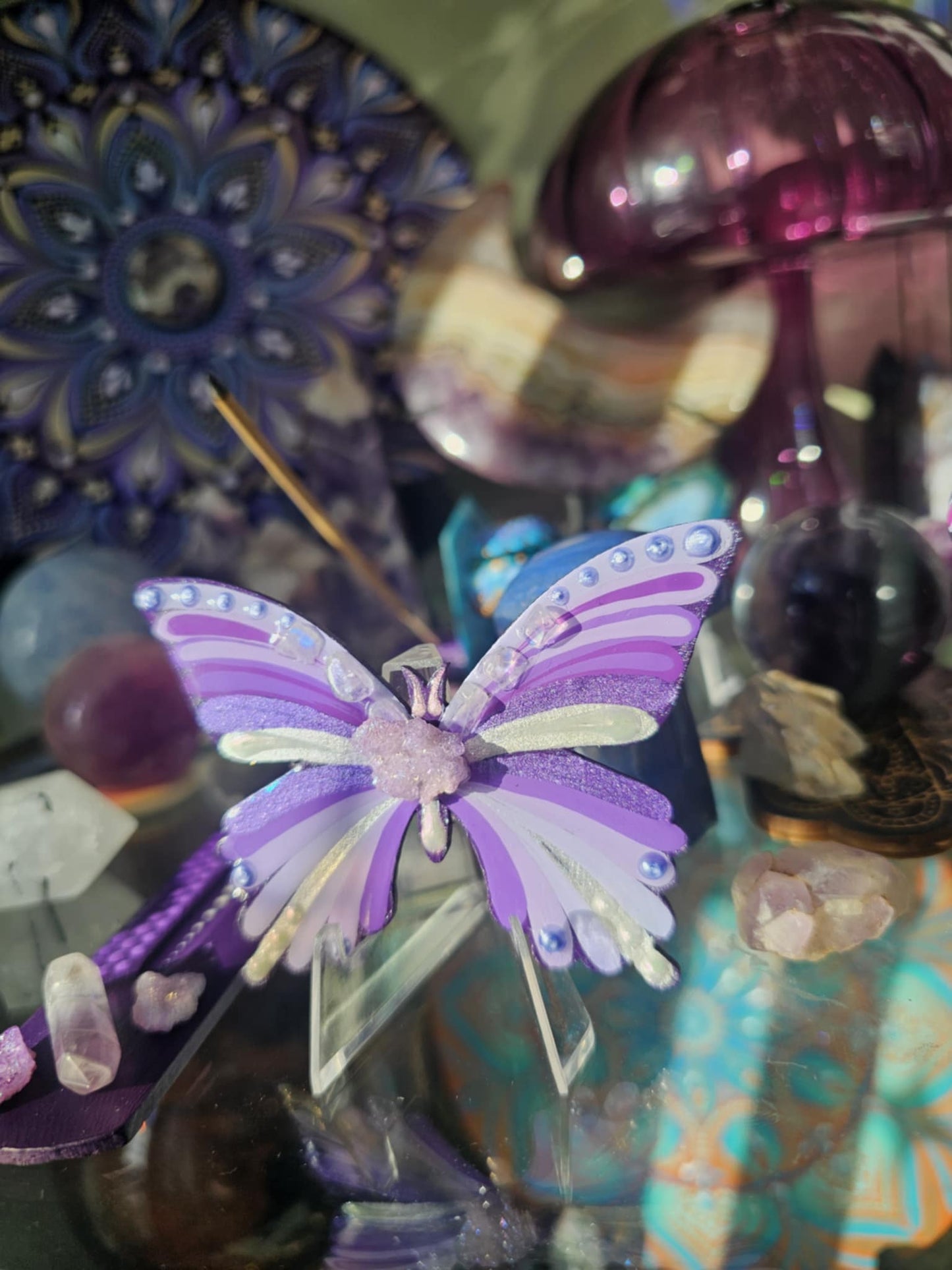 Papillon violet avec cristaux.
