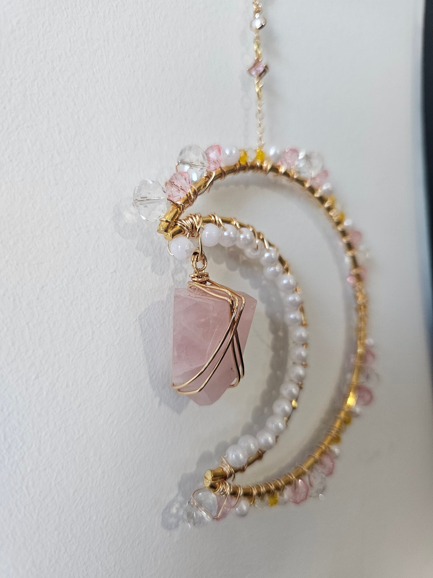 Attrape-soleil lune et quartz rose đ©·